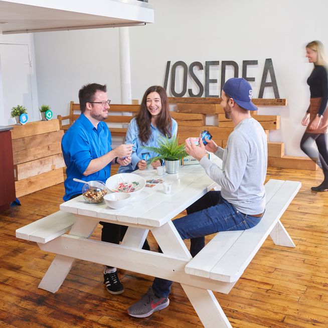 Membres de Osedea jouant aux cartes et s'amusant à la pause du diner au bureau