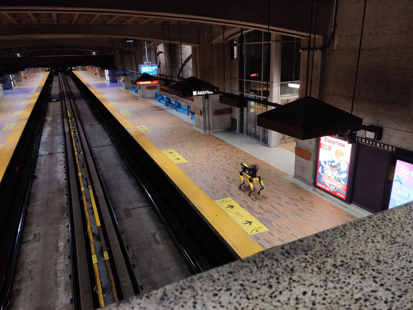To truly put the robot dog to the test, the STM deliberately left some debris lying around and sketched a few fake tags on the station walls.