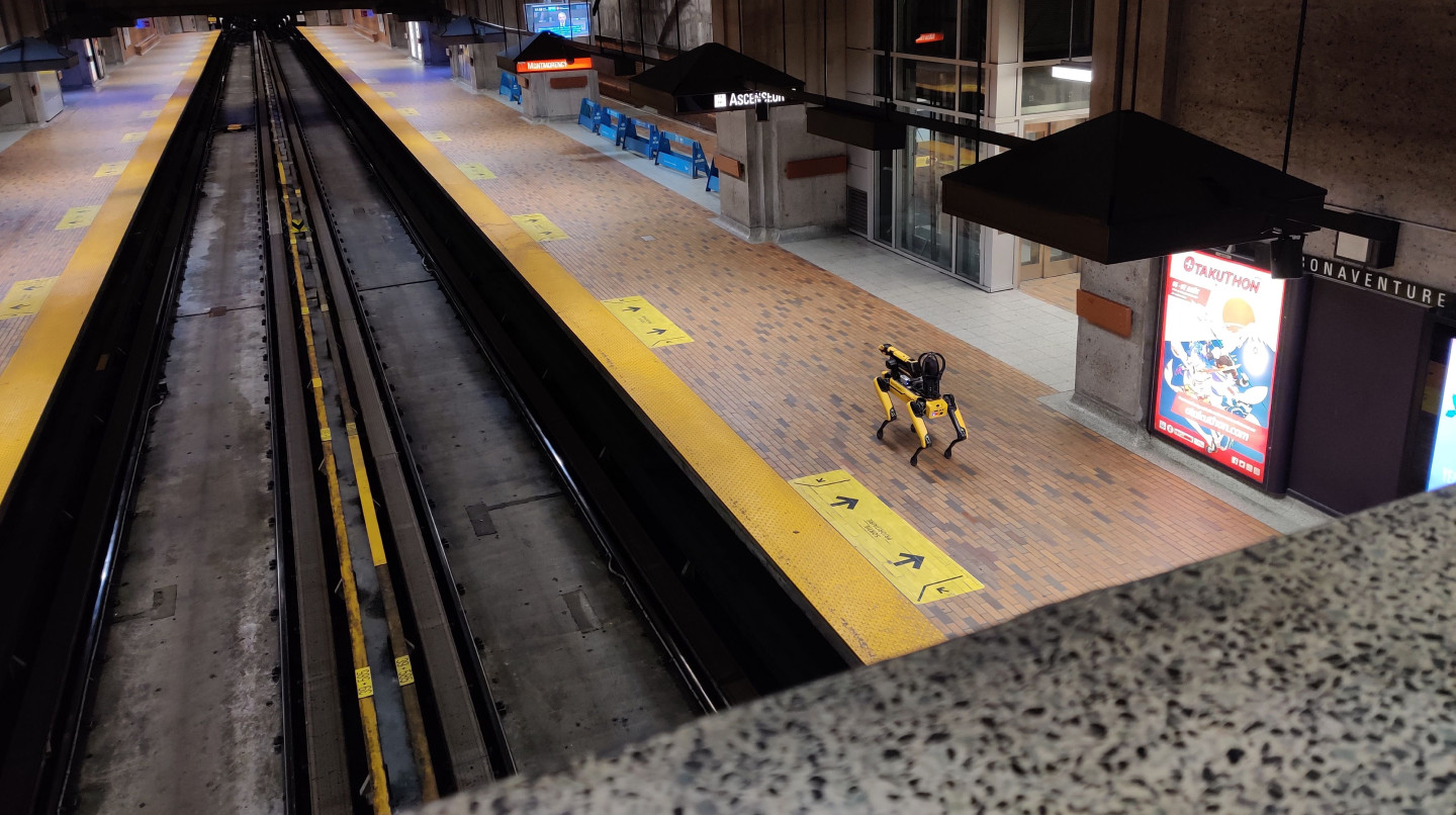 Le robot Spot dans le métro de Montréal